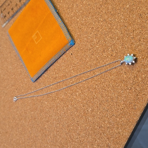 14KT white gold necklace with an oval opal and 8 diamonds - Picture 4 of 4